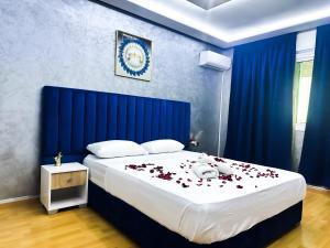 Un dormitorio con una cama con rosas. en Moderne Studio location a coté du Stade Ibn Batouta de Tanger, en Tánger
