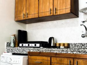 Η κουζίνα ή μικρή κουζίνα στο Moderne Studio location a coté du Stade Ibn Batouta de Tanger +20 φωτογραφίες