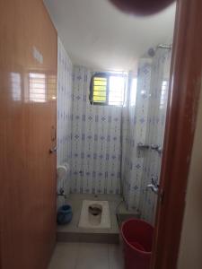 SolpurにあるHotel The Sylhet Internationalのトイレと窓のある小さなバスルーム