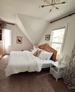 Postel nebo postele na pokoji v ubytování Charming Inner City Home