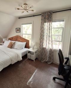 Postel nebo postele na pokoji v ubytování Charming Inner City Home