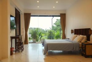 En eller flere senge i et værelse på VILLA Coconut Sala - Salad Beach, sunsets, seaviews, palm trees + 73 billeder