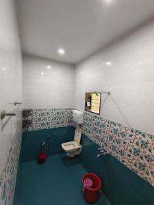 Televiisor ja/või meelelahutuskeskus majutusasutuses Shivlata home stay