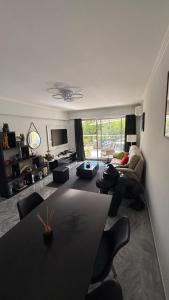 una sala de estar con un sofá y una mesa en Modern apartment with sunny terrace, en Niza 1 foto más