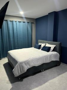 Ένα ή περισσότερα κρεβάτια σε δωμάτιο στο Hotel Villa Marta Cartagena