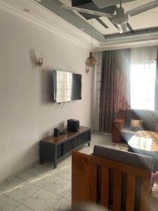 TV a/nebo společenská místnost v ubytování Baobab 2B, Bamburi