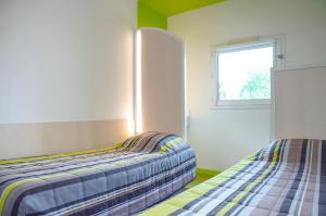 Postel nebo postele na pokoji v ubytování Hôtel Enzo GREEN "Coudes,Issoire,Clermont"