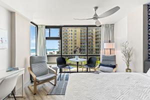 Un dormitorio con una cama y sillas y una gran ventana. en Ocean View Suites at Oceanside Inn, en Daytona Beach 37 fotos más