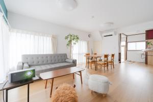 富士市Rabbit Inn的客厅里有一张沙发和一张桌子。