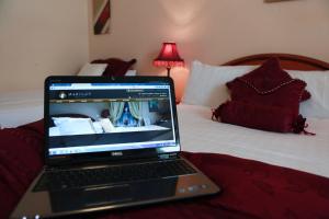 Uma cama ou camas num quarto em Darnley Lodge Hotel