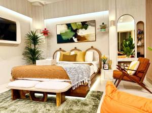a bedroom with a large bed and a couch at WOF Villa Kohlarn in Ko Larn