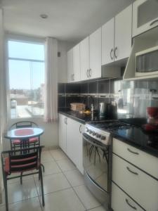 Kuchyň nebo kuchyňský kout v ubytování Acogedores Departamentos Céntricos Huanchaco 4 p