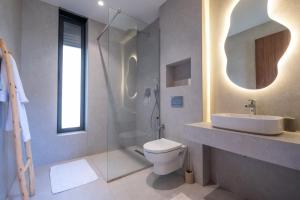 a bathroom with a toilet and a sink and a shower at Villa Tania - Piscine et jardin Privée Sans vis-à-vis Wifi HD in Marrakech +13 photos
