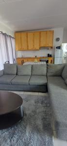 una sala de estar con un sofá y una mesa en KaiKaiView, en Port Nolloth