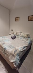 1 cama grande en una habitación blanca con en KaiKaiView, en Port Nolloth