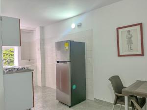 イバゲにあるNeón Living Ibaguéの部屋の隅にキッチン(冷蔵庫付)