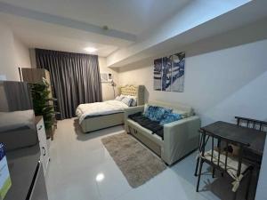 a living room with a couch and a bed at J&W's JTower Residences Condominium in Mandaue City