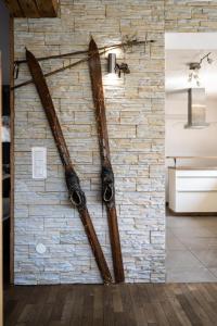 two old skis hanging on a brick wall at Ferienhaus Goldener Anker Unterach am Attersee in Unterach am Attersee +47 photos
