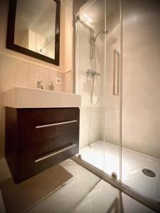 Un baño con ducha, lavabo y espejo. en Alpine Chalet with Mountain Views, en Les Gets 28 fotos más
