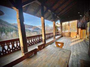 Habitación grande con mesa y ventana grande. en Alpine Chalet with Mountain Views, en Les Gets