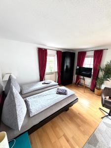 Ένα ή περισσότερα κρεβάτια σε δωμάτιο στο Ferienhaus Weilheim mit Garten Spiel und Spass