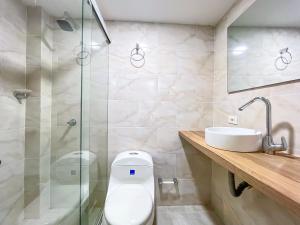 une salle de bain avec toilettes, lavabo et douche dans l'établissement Celeste Caribe 101A, à Coveñas 49 autres photos