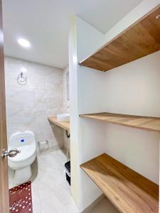 une salle de bains avec toilettes et lavabo dans l'établissement Celeste Caribe 101A, à Coveñas