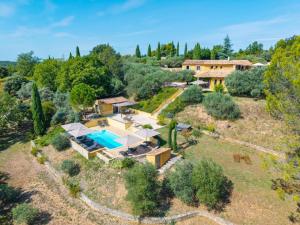 an aerial view of a house with a swimming pool at Le Chant du Coeur in Roussillon