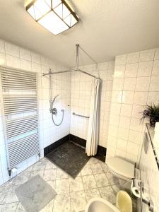 Ένα μπάνιο στο Ferienhaus Weilheim mit Garten Spiel und Spass +21 φωτογραφίες