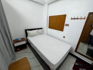 BāiljuriにあるHotel Fresh Residential Uttaraの小さなベッドルーム(白いベッド1台付)