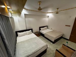 BāiljuriにあるHotel Fresh Residential Uttaraの部屋にベッドが2つある部屋