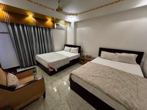 BāiljuriにあるHotel Fresh Residential Uttaraのベッドが2つと窓があるホテルの部屋