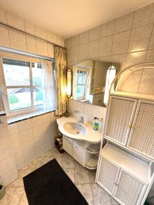 Ένα μπάνιο στο Ferienhaus Weilheim mit Garten Spiel und Spass