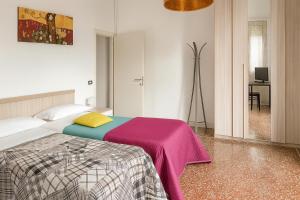 Una cama o camas en una habitación de Acquamarina A Due Passi dai Traghetti