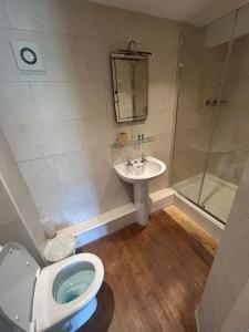 Et badeværelse på Bailey Glace Farmhouse Monmouth + 17 billeder