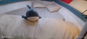 een speelgoedhaai die op een bed in een boot ligt bij Marina Yatch Hostel in Lissabon