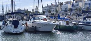 een groep boten aangemeerd in een haven bij Marina Yatch Hostel in Lissabon