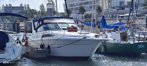 een groep boten aangemeerd in een haven bij Marina Yatch Hostel in Lissabon +9 foto's