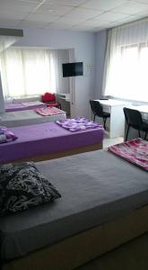 سرير أو أسرّة في غرفة في Gaye Apart Otel