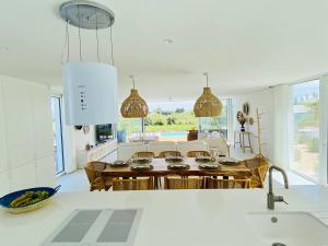a kitchen and dining room with a table and chairs at Villa Possanco, Comporta beach villa in Comporta