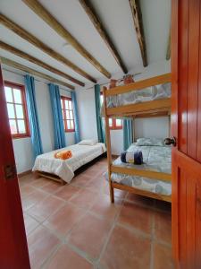 ein Schlafzimmer mit zwei Etagenbetten in einem Zimmer in der Unterkunft Casa de Campo con Piscina y pet friendly in El Carmen