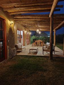 eine Terrasse mit Bänken und einem Tisch und einem Tisch in der Unterkunft Casa de Campo con Piscina y pet friendly in El Carmen