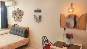 昂蒂布Ravissant studio au coeur du Vieil Antibes的卧室里有一张床、一张桌子和一面镜子