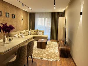 ein Wohnzimmer mit Sofa und Tisch in der Unterkunft Diva 2BDR , Madinaty in Madinaty