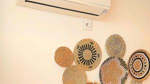 昂蒂布Ravissant studio au coeur du Vieil Antibes的墙上挂着一组金属篮子