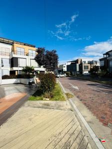 an empty street in a city with buildings at Alojamiento en Las Quintas in Tunja