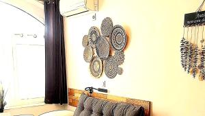 昂蒂布Ravissant studio au coeur du Vieil Antibes的挂在墙上的带板的墙