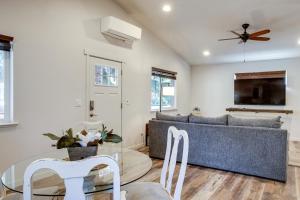 Ruang duduk di 1 Mi to Dtwn CDA Pet-Friendly Home with Patio!