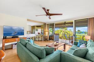 un soggiorno con divani blu e vista sull'oceano di Maui Eldorado Condo K212 a Kaanapali