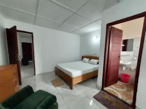 En eller flere senge i et værelse på Petit Cosy Résidences